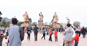 Khu di tích 'ba không' thu hút hàng nghìn du khách đến chiêm bái ngày đầu năm